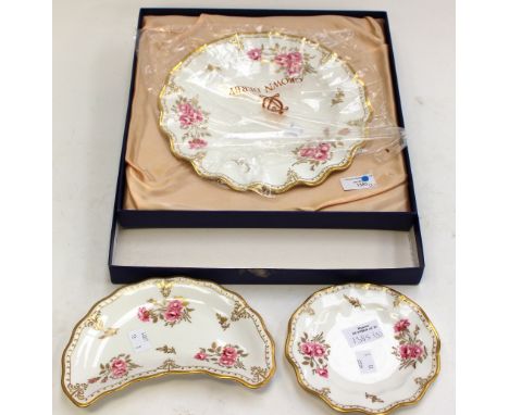 A boxed fluted rim Royal Crown Derby 'Pinxton Roses', plate 10 inch approximately, a Royal Crown Derby 'Pinxton Roses' salad 