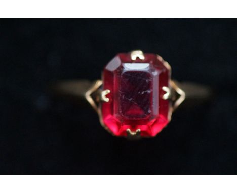 9ct Gold red gem stone ring Size R 