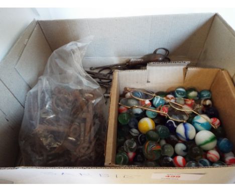 Miscellaneous items to include pen knives, cut throat razor, rolled gold spectacles, button hooks, scissors, vintage keys and