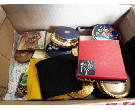 A good collection of vintage compacts to include Stratton, musical Art Deco examples etc