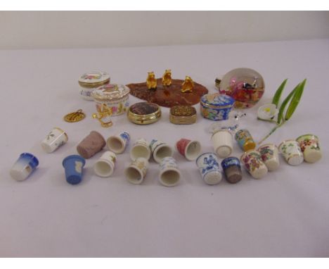 A quantity of collectables to include snuffboxes, paperweight, a Swarovski figurine and thimbles