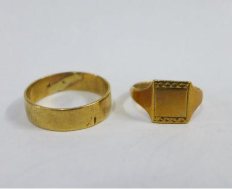 9ct gold signet ring and an unmarked 9ct gold wedding band (2) approx 5g 