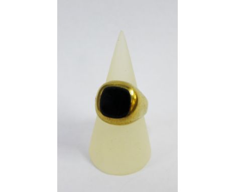 9ct gold and black onyx ring, UK ring size T,  approx 7.2g 