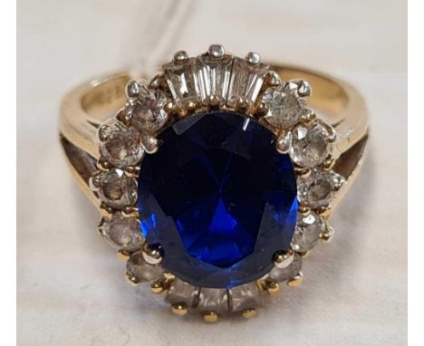 AN OVAL PASTE CLUSTER RING
