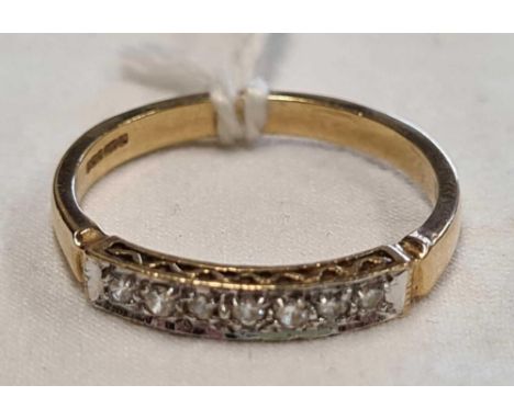 A SEVEN STONE DIAMOND RING SET IN 9ct GOLD