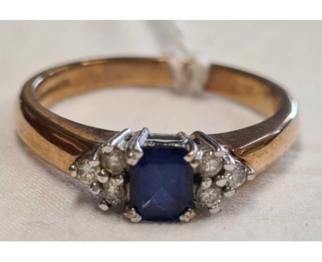 A SAPPHIRE &amp; DIAMOND 7 STONE CLUSTER RING SET IN 9ct