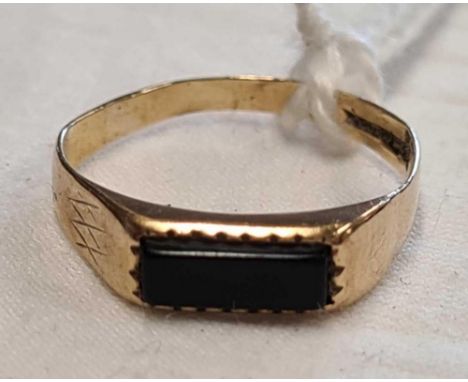 A SMALL 9ct GOLD SIGNET RING