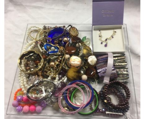 CLEAR CARTON OF COSTUME JEWELLERY INCL; BRACELETS, BANGLES, PENDANTS &amp; A SILVER AMETHYST NECKLACE 