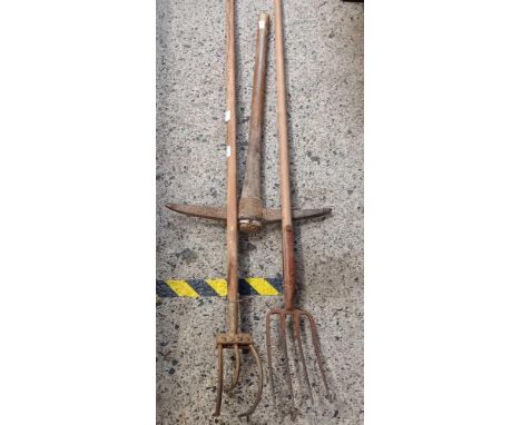 QTY OF LONG HANDLED GARDEN TOOLS, FORKS, HOES, HACK SAW &amp; PICK AXE 
