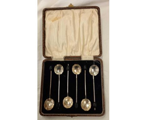 A SET OF 6 SILVER BEAN TOP SPOONS, FITTED BOX, 1925