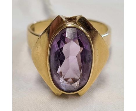 LARGE AMETHYST SET GOLD RING MARKED 585, W.5.2g