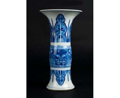 Chinese Art. A trumphet blue and white porcelain vase bearing a double circle mark at the base  China, Qing dynasty, Kangxi p