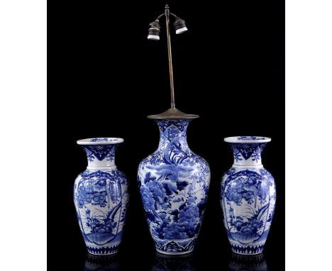 Porcelain table lamp with blue and white decor of phoenix in floral decor, Japan 19th century, 80 cm high and 2 porcelain vas