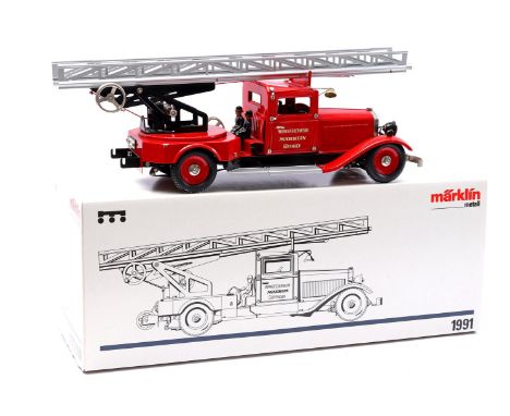 Märklin metall scale model fire engine number 1991 with box. (right mudguard and right rear paint damage)