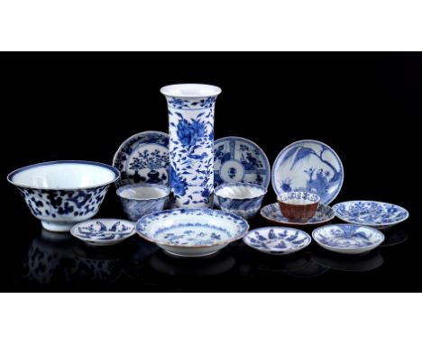 Lot of porcelain vase, bowl, saucers and bowls with blue decor, China 18th/19th century (various damage)