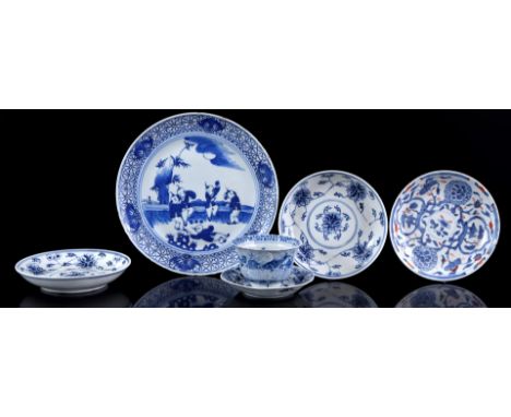 Lot of Japanese and Chinese porcelain from the 18th century (various damage), b.u. saucer with fools and richly decorated rim