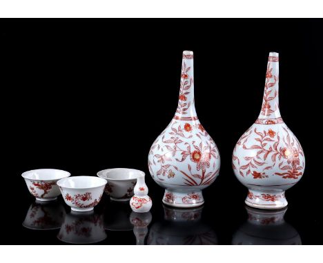 Lot of porcelain with milk and blood decor, China 18th century, b.u. 2 pipe vases, 18.5 cm high (damaged spout, filled with l