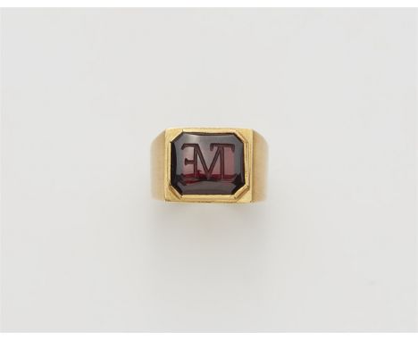 14 kt Gelbgold. Rechteckiger Ringkopf mit abgeschrägten Ecken gefasst mit einem Pyrop im Stufenschliff mit bufftop (ca. 12,4 