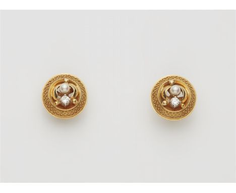 18 kt Gelbgold. Konvex-konkav getriebene Form mit feinem geometrischem Granulationsdekor, gefasst mit jeweils einer Zuchtperl