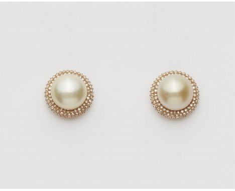 18 kt Gelbgold. Gefasst mit Südseeperl-Boutons (Durchmesser 13,4 mm, light lemon gold) carmoisiert mit reverse-set champagner