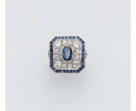Platin. Quadratischer Ringkopf mit abgeschrägten Ecken voll ausgefasst mit 12 Diamanten im Altschliff (zus. ca. 1,60 ct, I-K,
