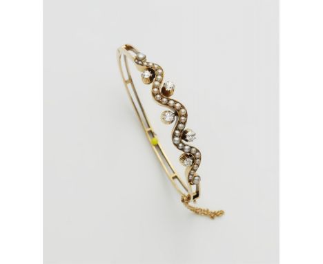 14 kt Gelbgold. Durchbrochener scharnierter Ovalreif. Wellenförmige Schauseite gefasst mit 29 Boutonperlen und fünf Altschlif