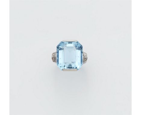 18 kt Weißgold. Die profilierten Schultern mit bombierten Achtkant-Diamantleisten (24 Diamanten zus. ca. 0,24 ct (K/L, si). R