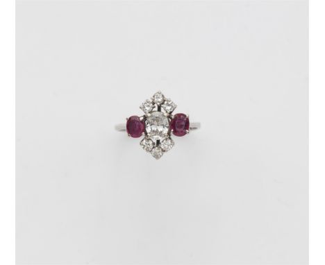 18 kt Weißgold. Gefasst mit einem Diamanten im Ovalschliff ca. 0,45 ct (J/K, vs), sechs Brillanten (zus. ca. 0,18 kt , J/K, v