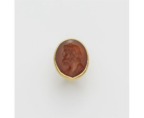 18 kt Gelbgold. Brauner Karneol (ca. 24 x 19 mm). Der antikisierende intaglio mit Profilbildnis eines lorbeerbekränzten römis