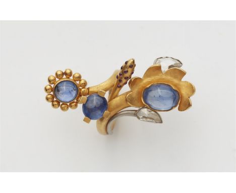 18 kt Gelbgold, Platin. Unikat. Geschmiedeter skulpturaler Bicolor-Ring mit Crossover-Schiene, die Endungen vegetabilisch ges