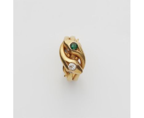 14 kt Gelbgold. Die verschlungenen Köpfe mit reliefiertem Schlangenhautmuster, gefasst mit einem Smaragd (ca. 1,10 ct) bzw. e