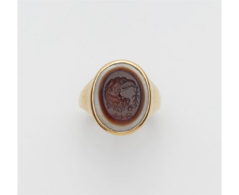 18 kt Gelbgold. Ovaler weiß-brauner Lagenachat (16,1 x 12,6 mm). Der sehr feine intaglio zeigt einen Gryllos aus Adlerkopf, L