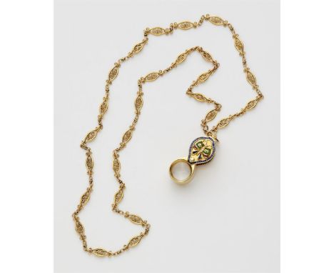18 kt Gelbgold. Belle Epoque-Kette aus zierlichen Golddrahtgliedern mit Volutendekor. Die goldenen Wangen der Lupe (10-fache 