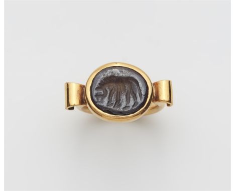 22 kt Gelbgold. Historisierende Schiene mit volutenförmig eingerollten Schultern. Gefasst mit Hämatit (11,3 x 13,3 mm), als i
