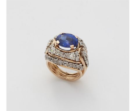 18 kt Roségold. Retro-Stil aus Golddraht. Bombierter ovaler Ringkopf gefasst mit einem natürlichen Ceylonsaphir 4,55 ct (11,2