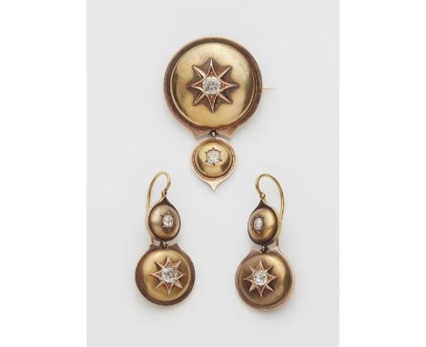 14 kt Gelbgold. Bestehend aus einem Paar Bügel-Ohrgehängen und einer Brosche. Zweiteilig, Scheibenformen mit applizierten Ste