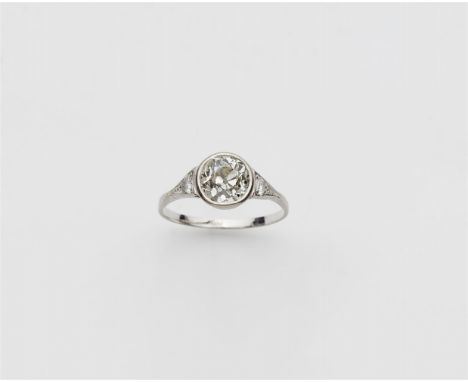 14 kt Gold, rhodiniert. Die Schultern mit Brillantbesatz. Ringkopf mit Altschliffdiamant ca. 1,30 ct (K/L, vs) in Zargenfassu