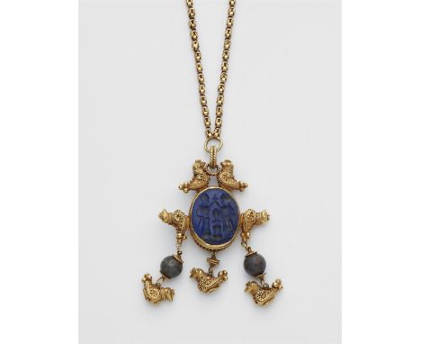 22 kt Gelbgold, 14 kt Rotgold. Ovale Lapislazuligemme im sassanidischen Stil, als intaglio zwei Priester am Altar. Geschlosse