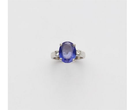 18 kt Weißgold. Gefasst mit einem ovalen Tansanit 6,9 ct, flankiert von zwei kleinen Diamanten im Brillantschliff (zus. ca. 0