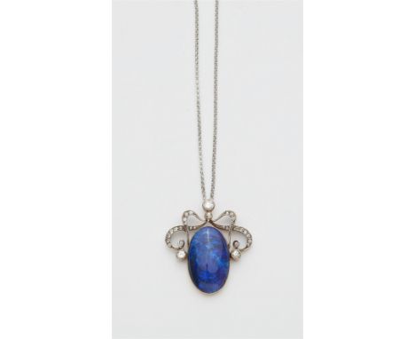 18 kt Gelbgold/Platin. Gefasst mit ovalem bläulich schimmerndem Kristallopal-Cabochon (ca. 16 ct) und Diamanten im Rosen-, Al