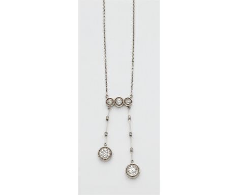 Platin. Zargengefasst mit drei Altschliffdiamanten (1 x ca. 0,20 ct, 2 x ca. 0,10 ct) , die beweglichen Stäbchenpendilien jew