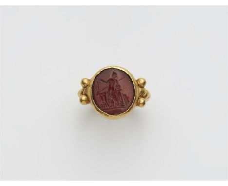 22 kt Gelbgold. Geschmiedeter Ring mit tordierter Schiene und kugelbesetzten Schultern. gefasst mit einem Karneol (17 x 15 mm