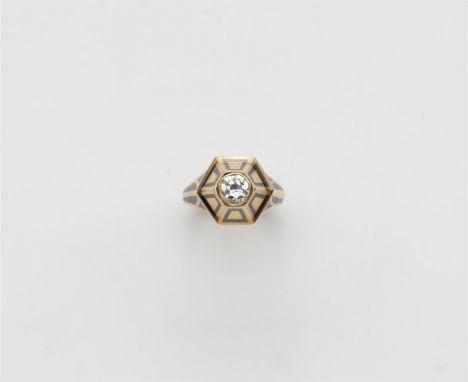 18 kt Gelbgold. Geschmiedeter Ring mit hexagonalem Kopf und streng geometrischem Niellodekor. Gefasst mit einem Diamant 0,75 