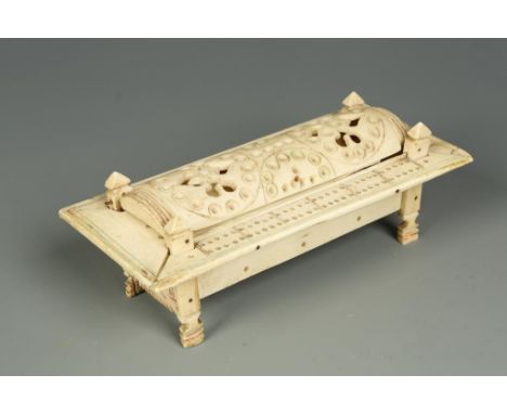 A LATE 18TH/EARLY 19TH CENTURY FRENCH PRISONER OF WAR BONE DOMINO SET with dice and dominoes contained in a carved box with h