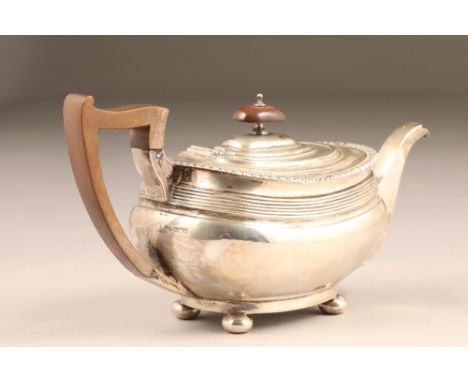 George V silver teapot, assay marked Sheffield 1913, weight 542g.