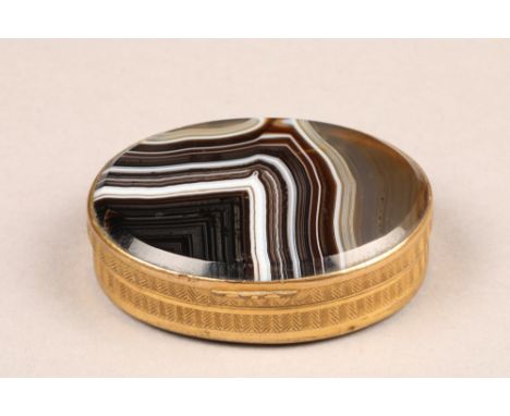An agate snuff box, on yellow metal mount, diameter 6.5cm, height 2cm.