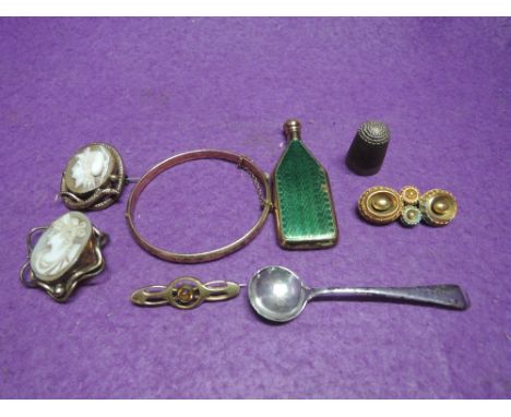 A small selection of rolled gold and pinchbeck jewellery etc including two cameo brooches, bar brooches, hinged bangle, smell