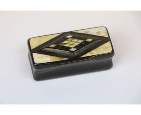 Georgin horn and bone rectangular shaped snuff box, the hinged lid inlaid with horn and bone lozenge geometric pattern, dimen