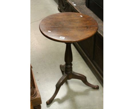 19th century Mahogany Lamp Table with Circular Top and Pedestal Support with Tripod Splayed Legs, 79cms high