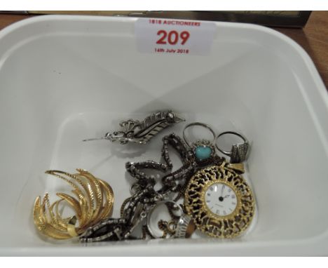 A selection of vintage costume and similar jewellery 